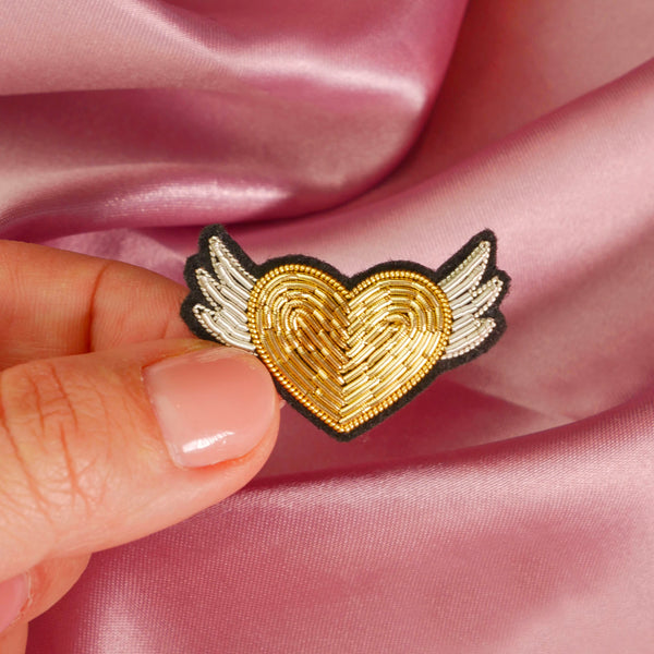 Broche coeur ailé doré