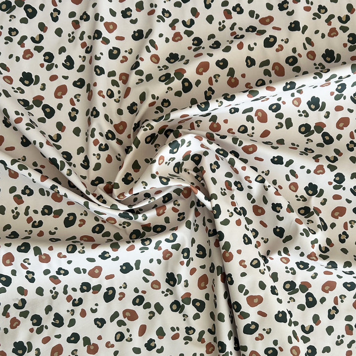 Tissu imperméable cirée écrue petit léopard