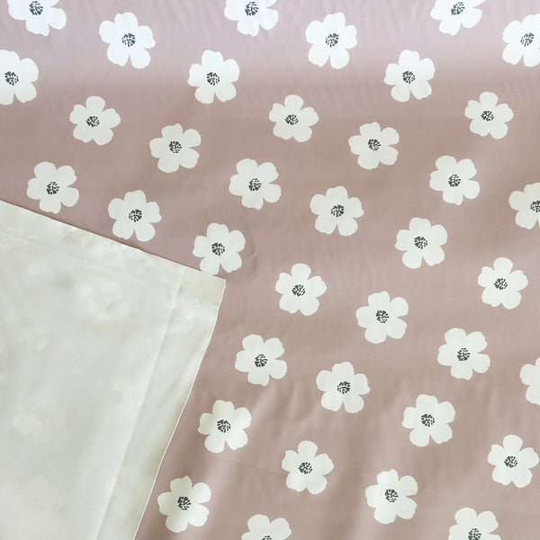 Tissu imperméable cirée rose fleur blanche